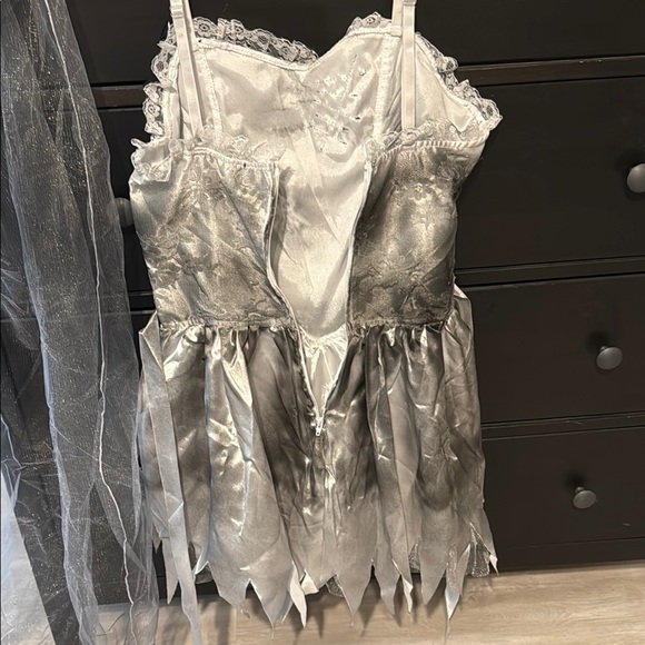 Womens Zombie Bride Halloween Costume - Silver and Black size small - Picture 5 of 8